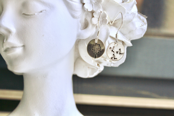Sterlingsilber Ohrringe Pusteblume per Hand gestempelte Pusteblume Ohrhänger als florales Geschenk für sie ein minimalistischer Ohrschmuck